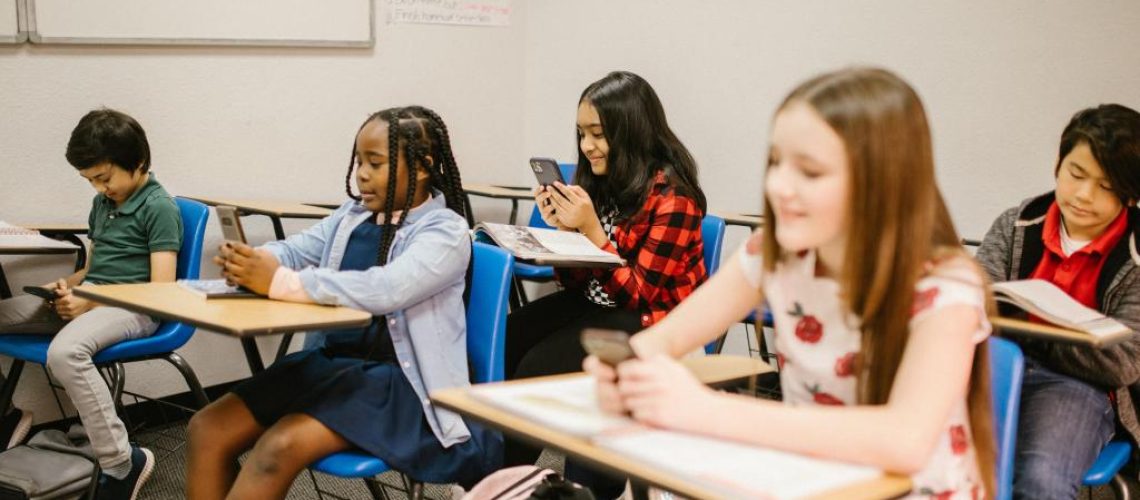2023-07-05 - Países baixos proíbem celular na sala de aula - 1024