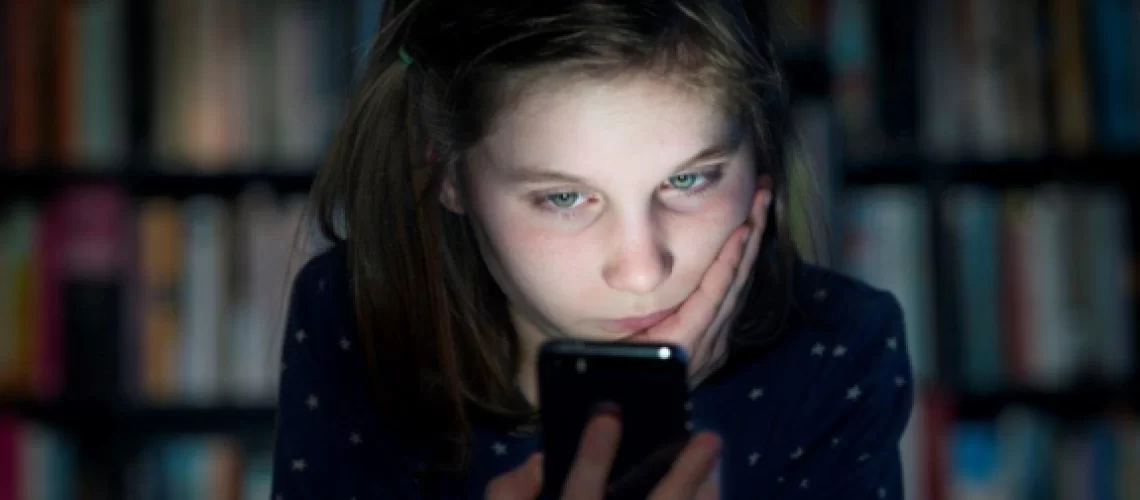 2023-12-04 - Crianças passam 5,7 horas do dia no celular - ClarkandCompany-iStock-490202343.png