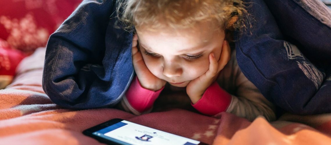 2023-12-13 - Criança com celular